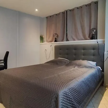 Plain-pied, A 2 Pas Du Chateau Apartment *